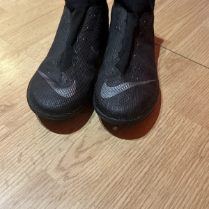 Nike futsal skor - Skorna är i använt men bra skick i storlek 41 och  pris kan diskuteras vid snabb affär