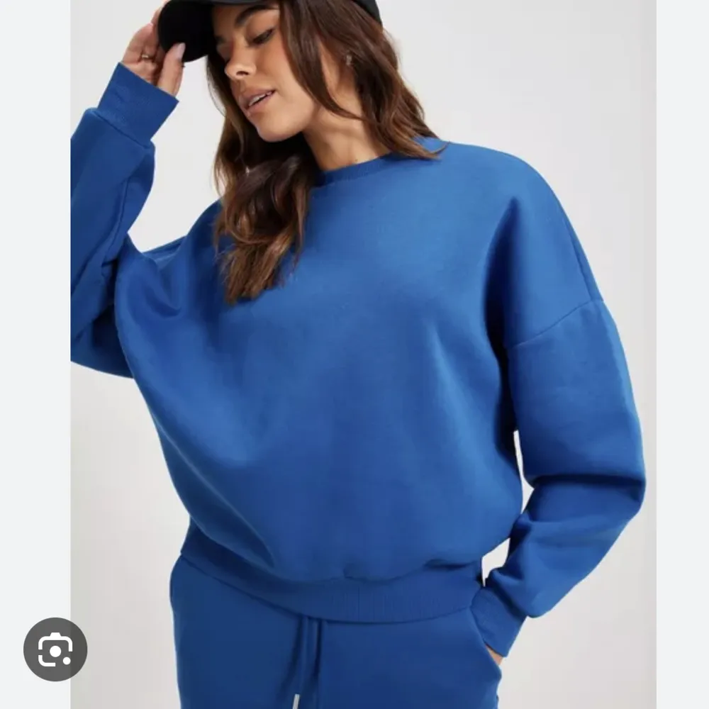 Säljer min blåa sweatshirt köpt på Nelly.com. Köptes för väldigt längesedan. Den blåa färgen är väldigt stark😍så fint! Skriv för egna bilder!!!!!. Hoodies.