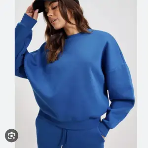 Säljer min blåa sweatshirt köpt på Nelly.com. Köptes för väldigt längesedan. Den blåa färgen är väldigt stark😍så fint! Skriv för egna bilder!!!!!