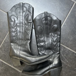 Svarta cowboyboots - Svarta cowboyboots❤️Endast använda en gång🩷