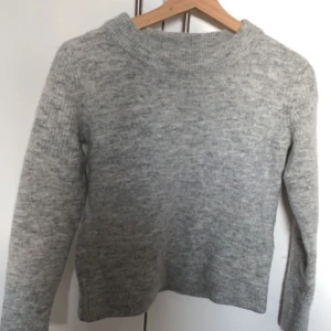 Stickad tröja - grå - Säljer denna,  märket är selected femme 💓. Den är i fint skick,  blandning av alpackaull. Strl M men sitter som en Xs💞 nypris på detta märke är över 400 kr 🌸 fråga inte efter fler bilder om du ej vill köpa 