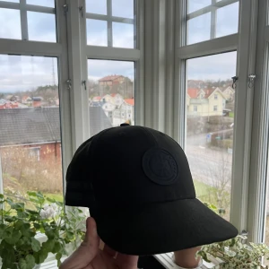 Canada goose keps - Canada goose keps köpt på Nk i Göteborg. Kvitto finns.