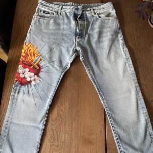 Palm Angels Sacred Heart jeans i storlek 33. Aldrig använda och i nyskick. Finns kvitto om det skulle behövas! Slutsålda från farfetch och köpta för 8000kr! 