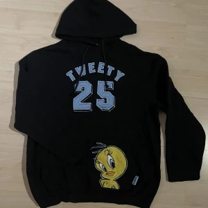 svart hoodie med tryck - svart hoodie med tryck. har ingen användning av den därför säljer jag den. 