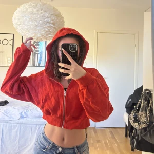 Röd zip  - Säljer min coola röda cropade zip hoddie ❤️