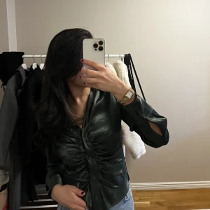 Grön blus - Säljer denna så snygga blusen från zara. Prislappen är kvar därav har jag aldrig använt den🤍