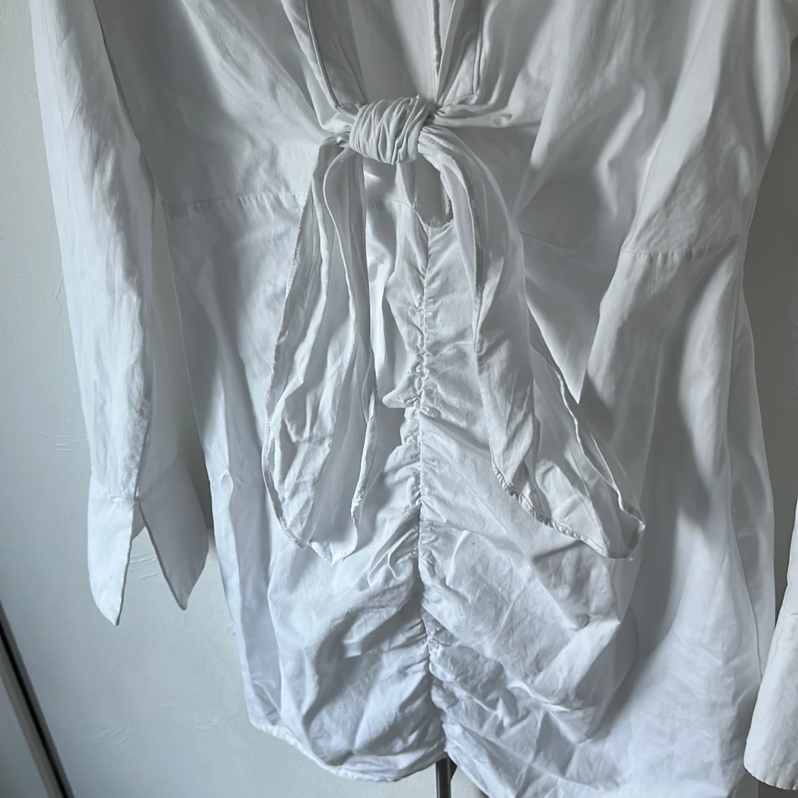 Vit skjortlinkande klänning - 90