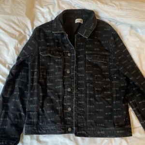 M+RC NOIR Jeans Jacka - Ltd Jacka från märket M+RC NOIR, från Summer drop 2019.