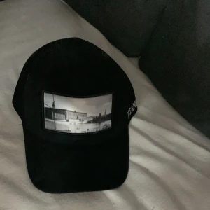 PIANOTTI KEPS  - Svart pianotti keps bra skick andvänds två gånger 