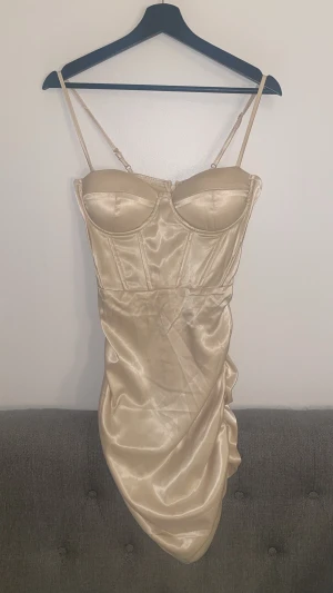 Champagne klänning  - Aldrig använd. Extremt snygg champagne klänning i storlek M  Nypris: 230kr Mitt pris: 90kr 