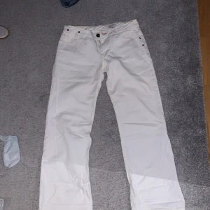 lågmidjade byxor  - innrebenslängd: 75 cm yttrebenslängd: 100 cm ish  midja: 40,5 cm tvärsöver lår: 26 cm tvärsöver 