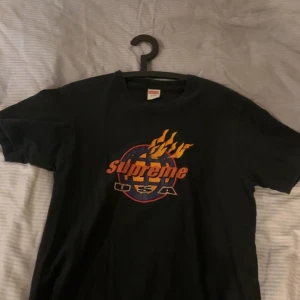 Supreme t-shirt - En supreme T-shirt i storlek M, kan säkert hitta kvitto om så önskas. 