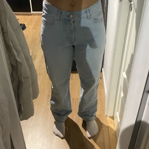Sweet Sktbs Jeans - Helt nya Sweet Sktbs jeans ”Sweet loose jeans” i färgen blå som inte har kommit till andvändning eftersom de inte var min stil.  Det är bara att fråga om man undrar någonting ;) Nypris: 599kr