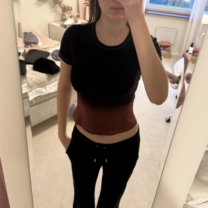 Levis tshirt  - Säljer en snygg svart tshirt från Levis. Knappt använd. Tryck gärna på köp nu 💕🫶🏻