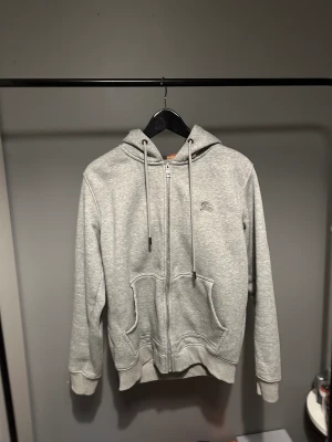 Burberry hoodi  - Burberry hoodin är i bra skick och den är 1/1 