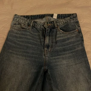 Raka jeans HM - Säljer dessa jeans från Hm i modellen ”LOOSE, straight High waist”, stl 38. Modellen är slutsåld och perfekt passform om man är ute efter raka jeans. Superfin blå färg som passar till allt. Jättesköna och använd fåtal gånger. 