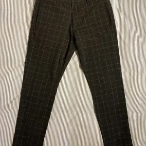 Visual Cloting Project Cropped Trousers - Använd några få gånger, bra skick, croppade smarta byxor.