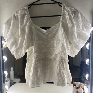 Topp 🌹50kr - Säljer min super fina vita topp från Kappahl då jag inte tycker om denna typ av ärmar på mig💘 därav har den aldrig kommit till användning tyvärr. Inga fläckar eller skador💕  Kom gärna med prisförslag💘🫶🏽