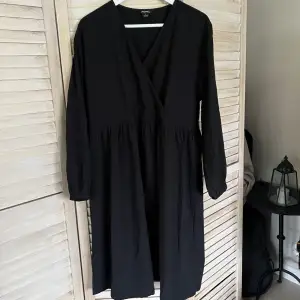 Fin svart klänning från Monki. Storlek S, men oversize! Passar absolut en L.  Sparsamt använd, nypris ca 350kr, mitt pris 100kr 🥰🌸