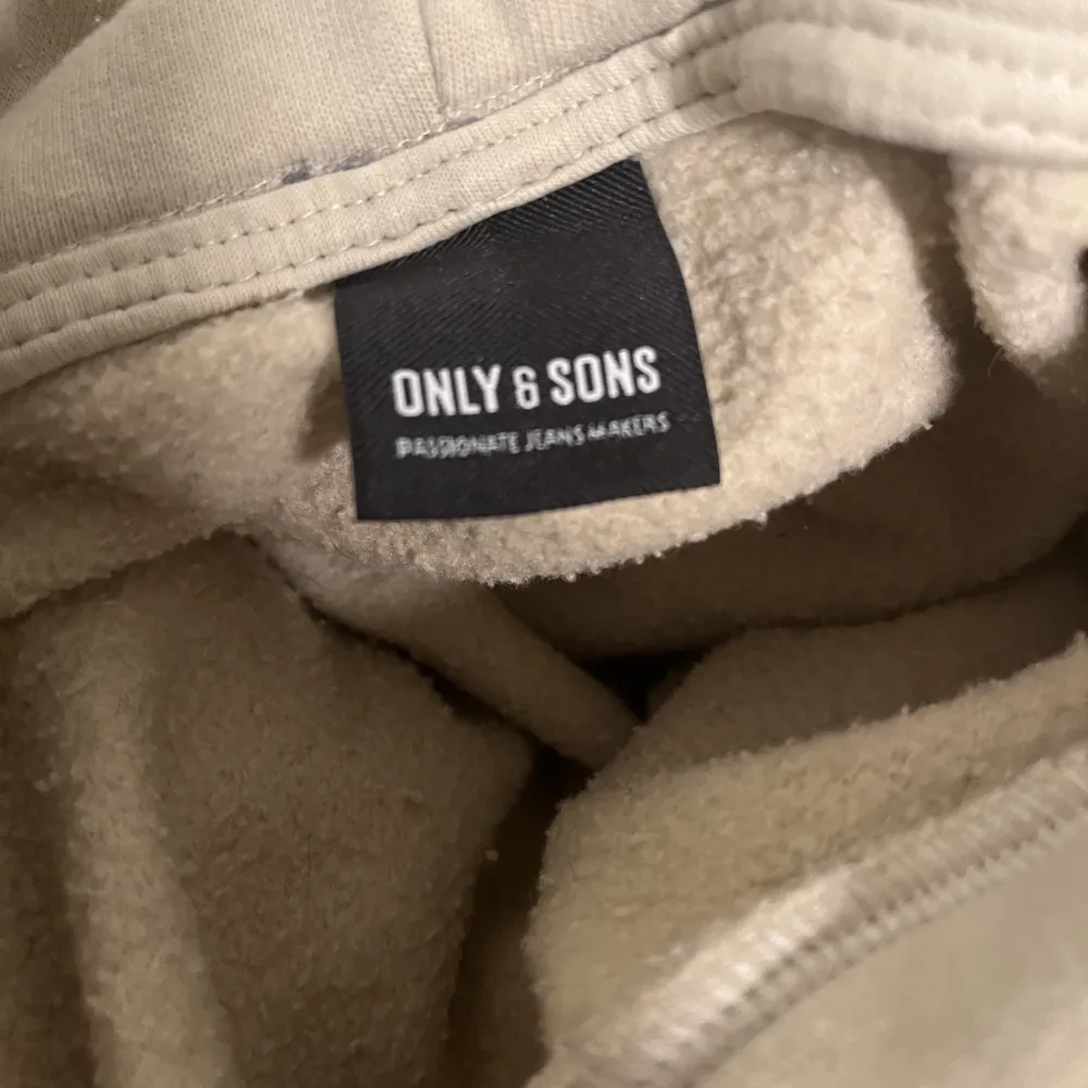 Jätte snygg och skön hoodie från Only&Sons. Sparsamt använd. Skick 9/10 pga snöret till luvan saknas annars felfri. . Hoodies.