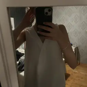 säljer nu denna fina blus. den är endast testad men aldrig använd.  säljes pga att den skickades i fel storlek. sitter som en M men storleken är L. hör av er vid frågor 💞