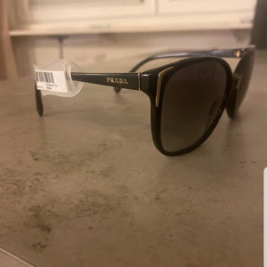 Prada solglasögon! OBS: mycket billigt pris! - Hejhej! Passa på och köp ett par äkta prada brillor! Köpes efter en visning för 2450;- kr.   Mitt pris? 800;-  Äkta? Självklart, kolla upp serienumret om ni är osäkra!