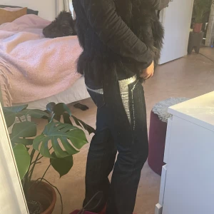 Jeans med coola silver detaljer 🩶 - Säljer ett par perfekta jeans till fest, middag eller vardag! Köpt second hand i Cypern men ägaren sa att de var nästan helt oanvända❤️ Säljer då de är lite långa för mig(som 163) de är i storleken m men sitter lite tajt,funkar för dem med storlek s