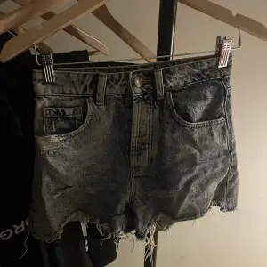 Jättesnygga jeans shorts från zara! I storlek 34. Använd fåtal gånger och har inget slit. 