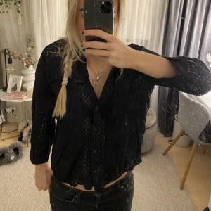 Svart skjorttopp - Säljer denna supercoola svart skjorttoppen som passar perfekt till finaste tillfällen!😇😇