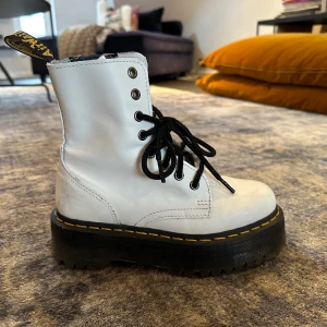 Dr.Martens - Vita DR.Martens, helt nya använda ca 2 gånger 