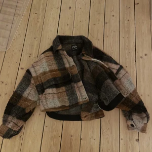 Såå snygg kort jacka - Från ZARA i strl M, men passar XS-M beroende på hur man vill ska sitta. Inga speciella deffekter, finns ej kvar på marknaden.