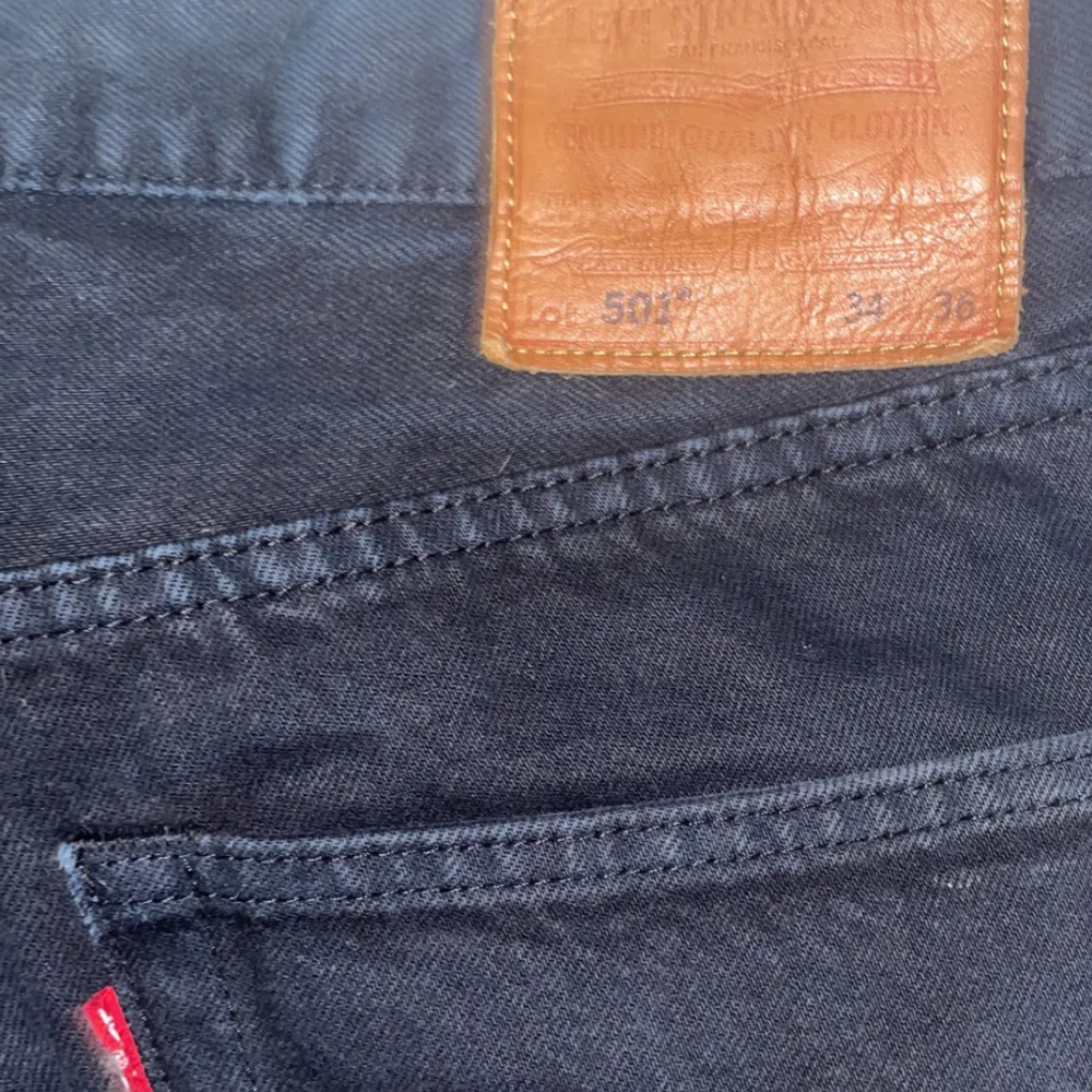 Levis Jeans Mörkblå  Bra skick (Bortsett från snusmärke för kungar)  Storlek finns i bild . Jeans & Byxor.