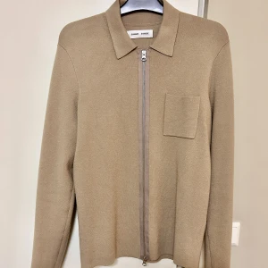 Samsoe full zip - Säljer nu min skit snygga Samsoe full zip som passar till vilka tillfällen som helst. Skicket är 10/10 och nypris ligger på 2000kr. Matrialet är Kashmir.