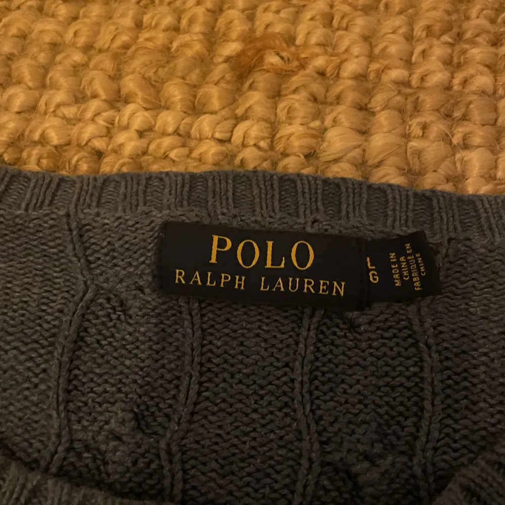 Tja! Säljer min kabelstickade Polo Ralph Lauren tröja. Inga defekter! :) Storlek L fast mer som en M. För mer info gå priv👍. Stickat.
