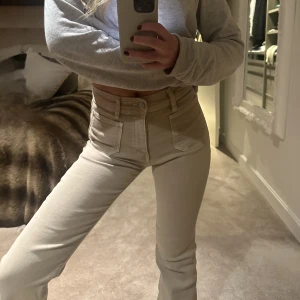 Jeans  - Säljer dessa helt oanvända jeans från Mango! Sjukt coola och matchar till i princip allt.💕💕