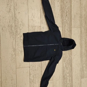 Lyle Scott täck jacka - Skick: ny skick, säljes pågrund av beställning i fel storlek men den glömde skickas tillbaka  Strl:12/13 years  Nypris: 750kr  En jacka som håller dig torr från regnet och skyddar mot kalla vindar. passar perfekt till vintern som skydd mot blåst/regn 