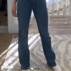 Superfina och verkligen jattesköna blåa bootcut/flare jeans. Köpta hösten 21 och har saklart använts mycket men har inga slitningar da det är så bra kvalitet. Lite stretchiga och skulle säga att det är en medel midja. Passade mig när jag va ca 165. 