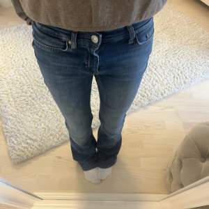säljer dessa fina låg midjade jeans i bootcut då dem är för långa och aldrig används. Aldrig använda och i bra skick. Köpta från only för 500kr tror jag. Köpte dem för typ 1,5år sen.❤️🙏🏼Är 1,62-1,63 