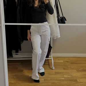 Zara cargopants - Säljer dessa ursnygga cargobyxor från Zara🥰. Aldrig använt! Passar till alla klädstil och alla årstider🤍pris kan även diskuteras