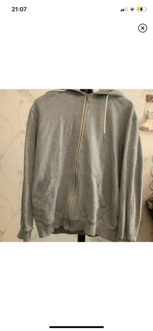 Grå hoodie, Race Marine - Grå hoodie av Race Marine i bra skick. Storlek XL men skulle säga att den lutar mer mot L.