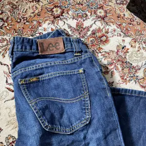 Ett par jätte snygga jeans från Lee, dem är i väldigt bra skick och fråga gärna för fler bilder. Jag är 159 och Bootcutsen är för långa för mig. Och dem är också lågmidjade. Ordinarie pris 700kr