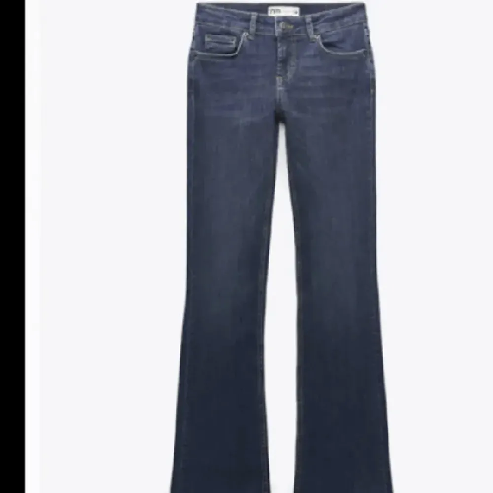 Säljer helt nya low waist byxor från zara .Aldrig användamed prislappen kvar. De är slutsålda på Zara. Original priset är 360 men säljer för 200.Jätte snygga o trendiga.  . Jeans & Byxor.