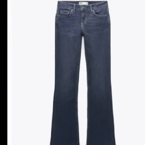 Low waist jeans  - Säljer helt nya low waist byxor från zara .Aldrig användamed prislappen kvar. De är slutsålda på Zara. Original priset är 360 men säljer för 200.Jätte snygga o trendiga.  