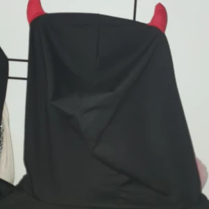 Black hoodie - Svart hoodie med vingar och horn katt hår på tröjan slutade användas så säljer den,är väldigt stor i storlek