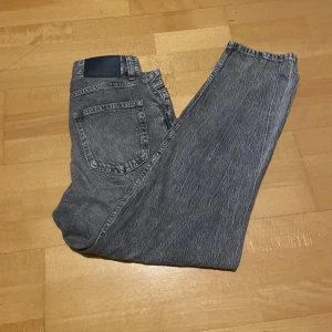 Snygga gråa Jeans  - Snygga jeans. 9/10 skick  Köpt för 600  Mitt pris 249 