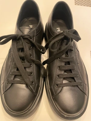 Prada skor / man  - Snygga trendiga Prada sneakers, använd endast 2 gr , nypris 8000  säljs för 4000  /  storlek 44 