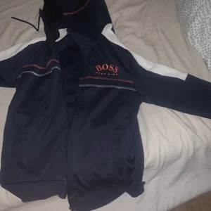 Hugo boss kofta - Hej säljer nu en Hugo boss kofta inga hål eller ngt