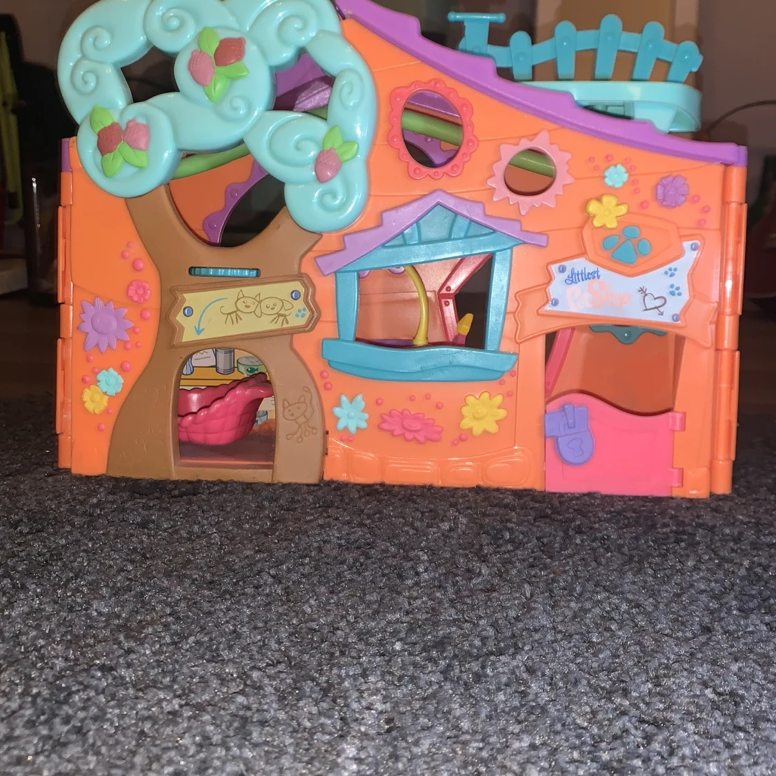 Pet shophus som är utfällbar