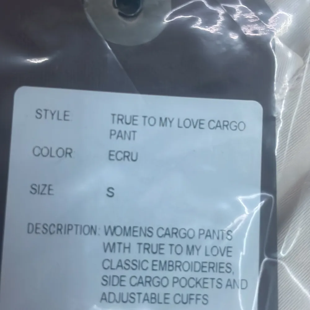 Beiga cargo byxor storlek S. Fick för många när jag beställde mina (xs). Helt oanvända och har etikett och påse kvar. Inte öppnade en enda gång. För intresse skriv gärna❤️Nypris ca 1100kr. Farkut & Housut.