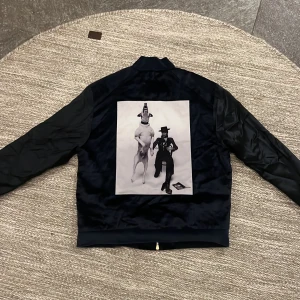 Limitato tröja/ jacka - Tjena, säljer min limitato jacka/tröja pga använder den inte längre. Den är självklart äkta och nypris ligger på 4-5000 den är i jättebra skick och har inga skador eller liknande. Fraktar såklart. Kan mötas upp i jönköping om ni vill göra äkthetskontroll🙌